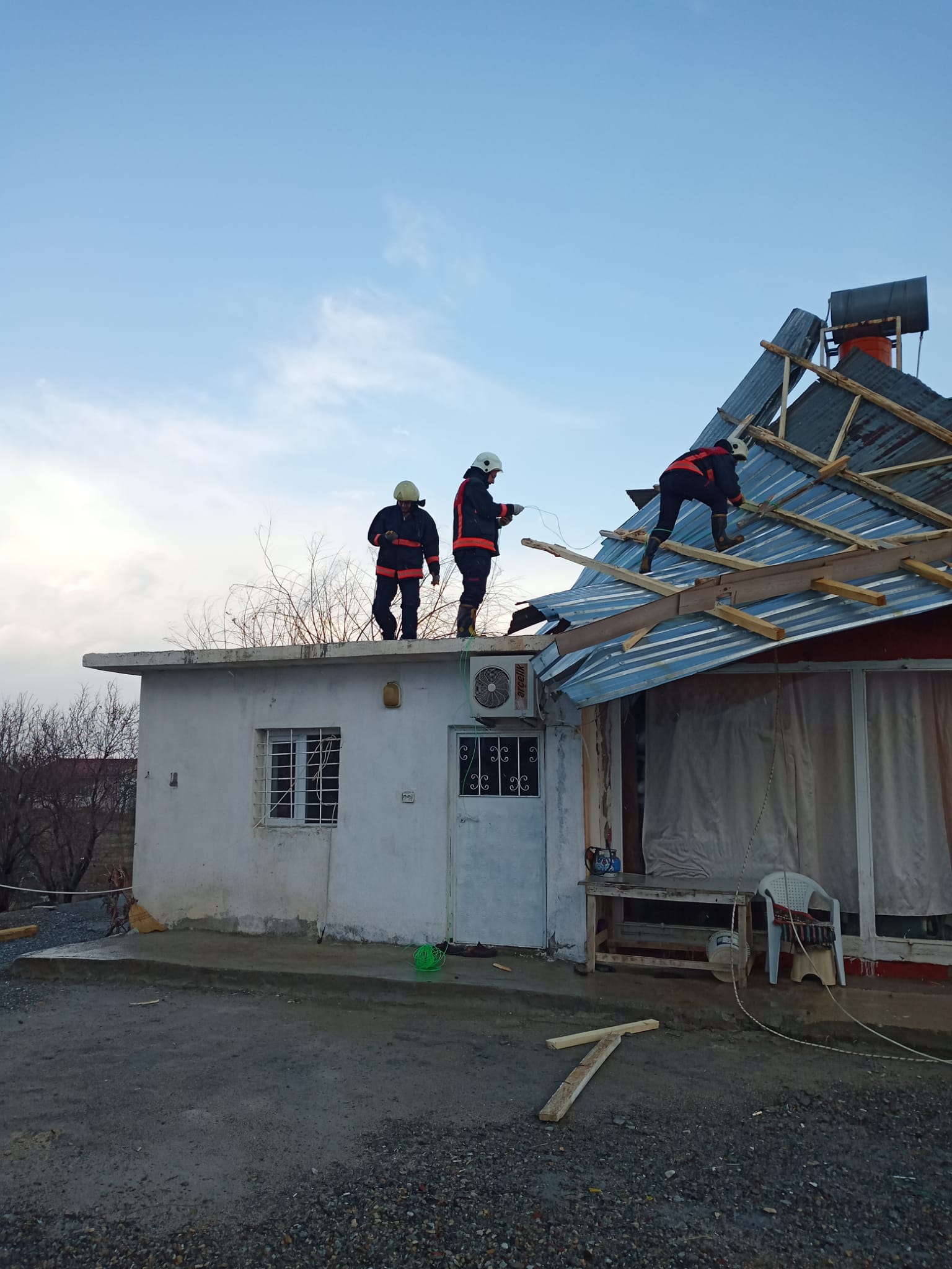 Malatya'da Şiddetli Rüzgar Çatıları Uçurdu