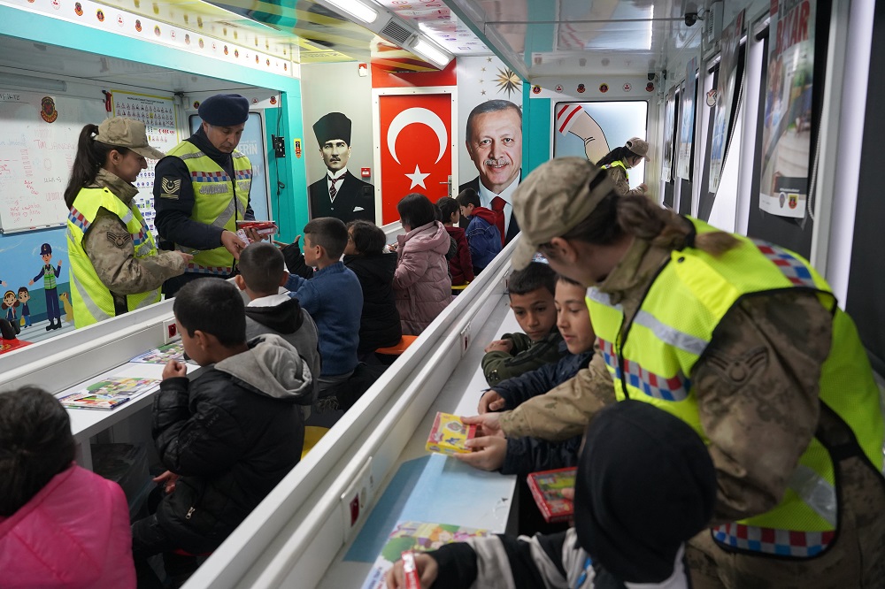 Malatya Jandarması Depremzede Çocukları Yalnız Bırakmadı