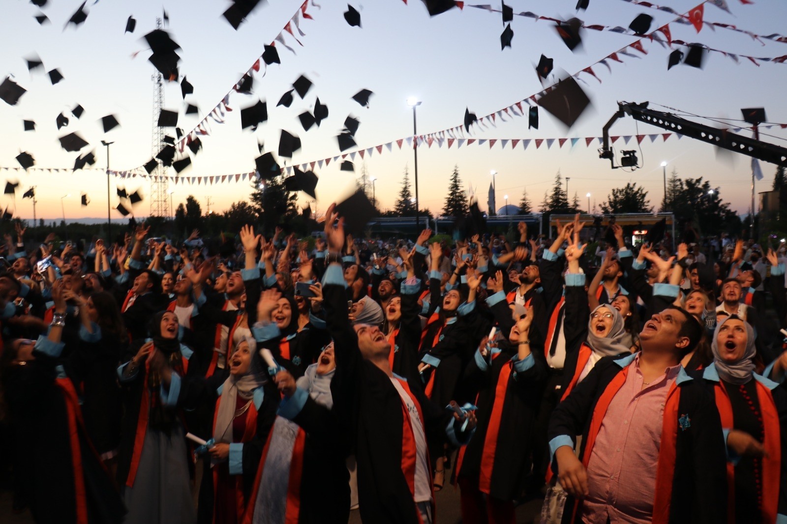 Malatya Turgut Özal Üniversitesi’nde mezuniyet coşkusu