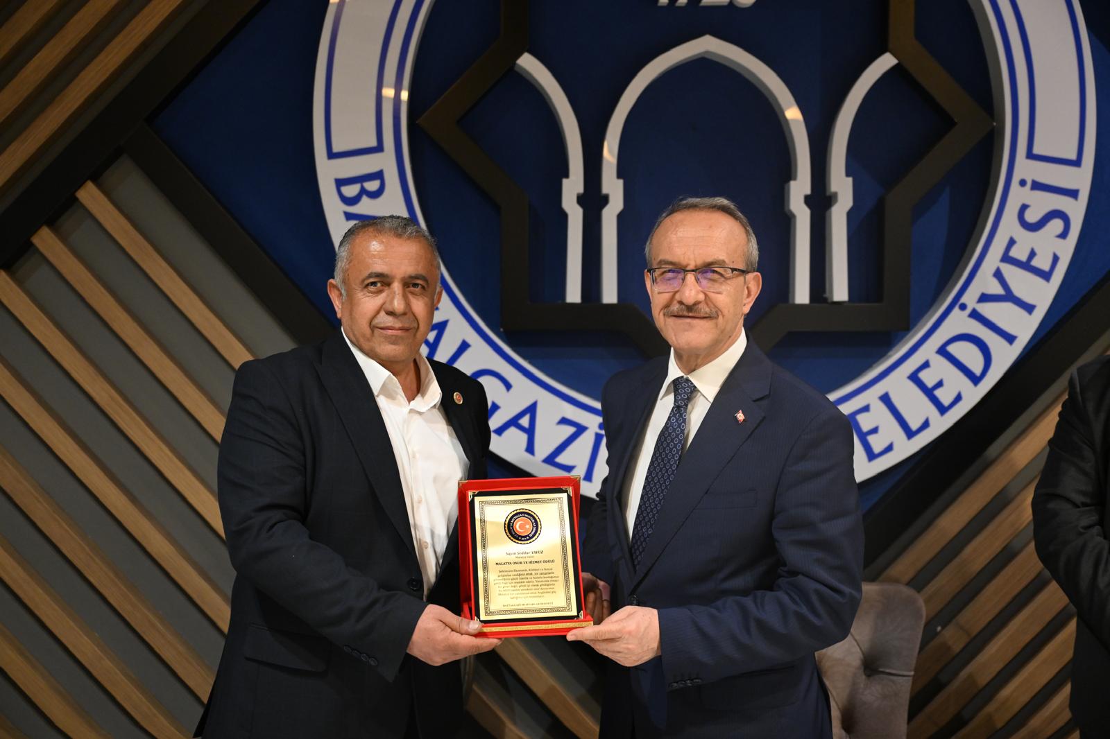Malatya Valisi Seddar Yavuz’a Muhtarlardan “Asrın Valisi” Ödülü