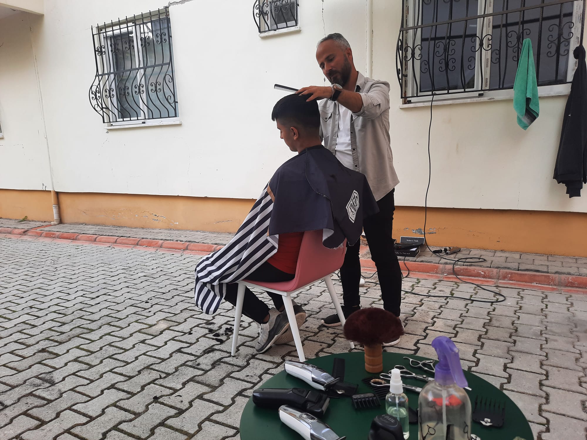 Malatya'yı Terk Etmeyip Evinin Bahçesinde Kuaförlük Yapıyor