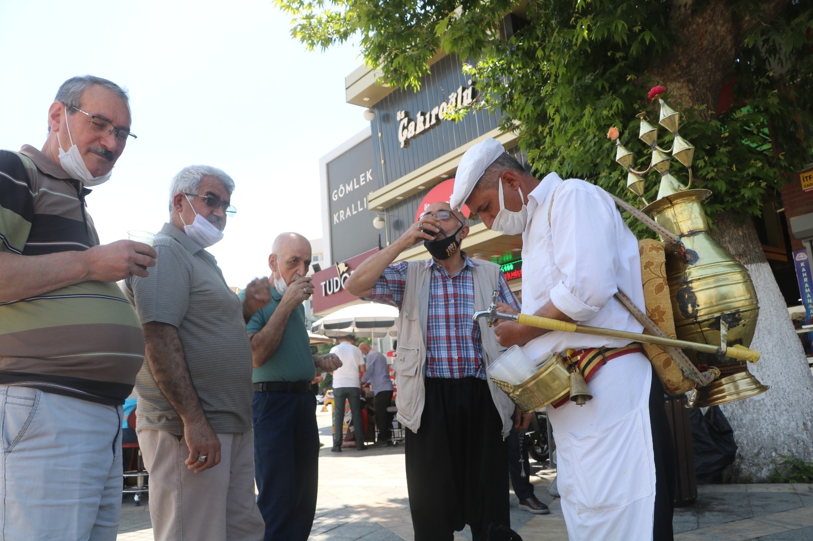 Malatyalılar, meyan kökü şerbeti ile serinliyor