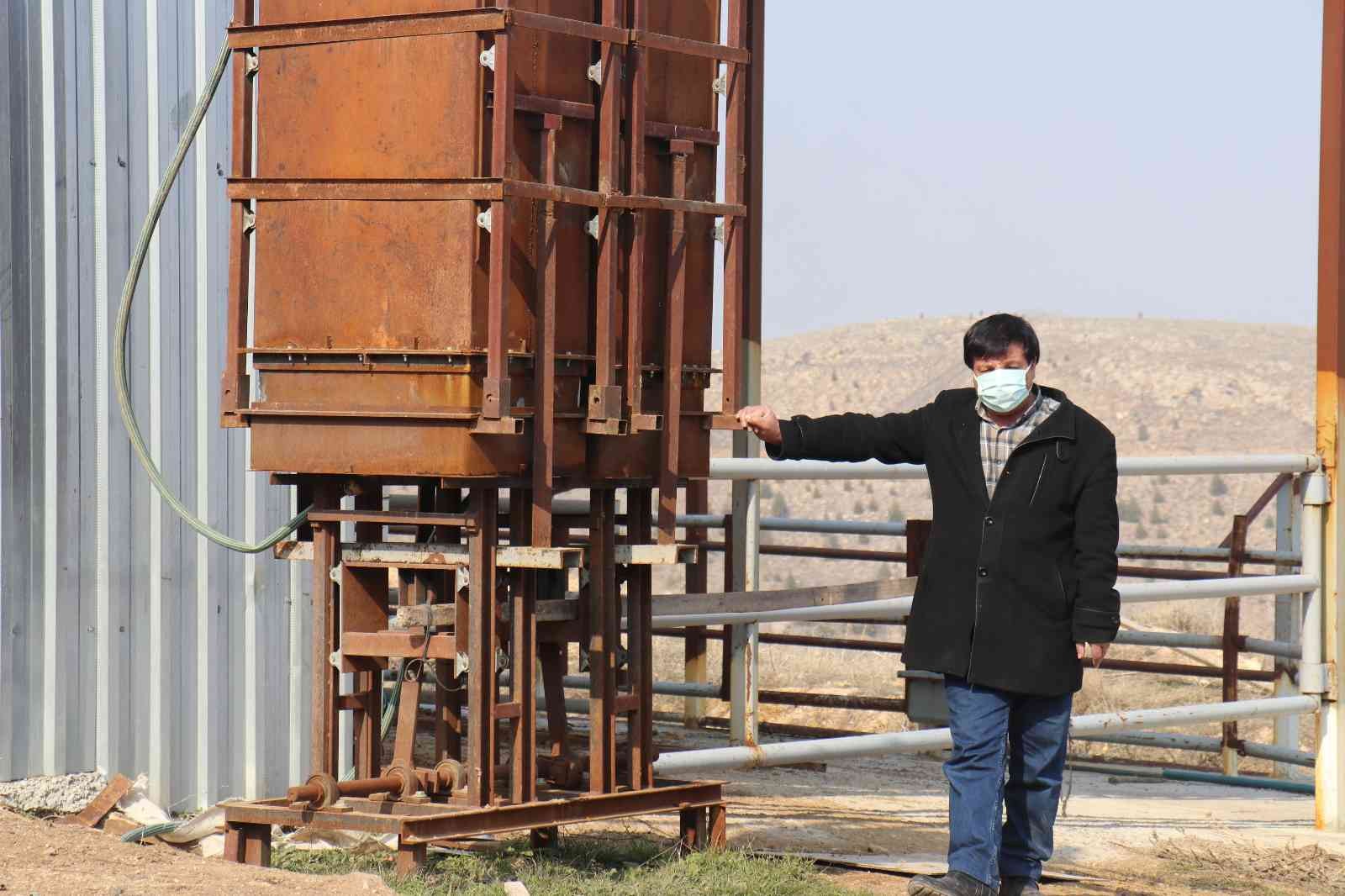 Merakı, sudan elektrik üreten cihaz yaptırdı