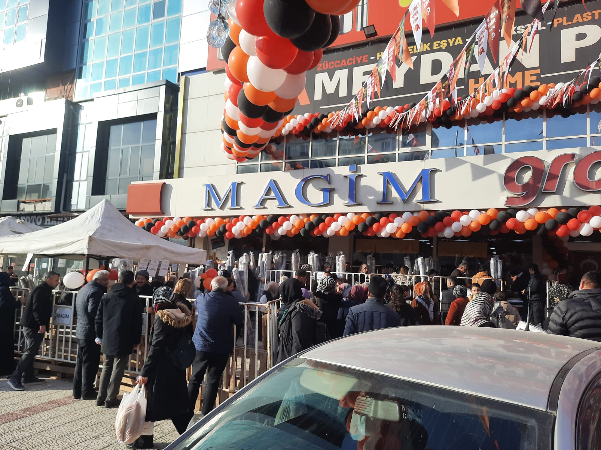 Meydan Park Avm'de İndirim İzdihamı