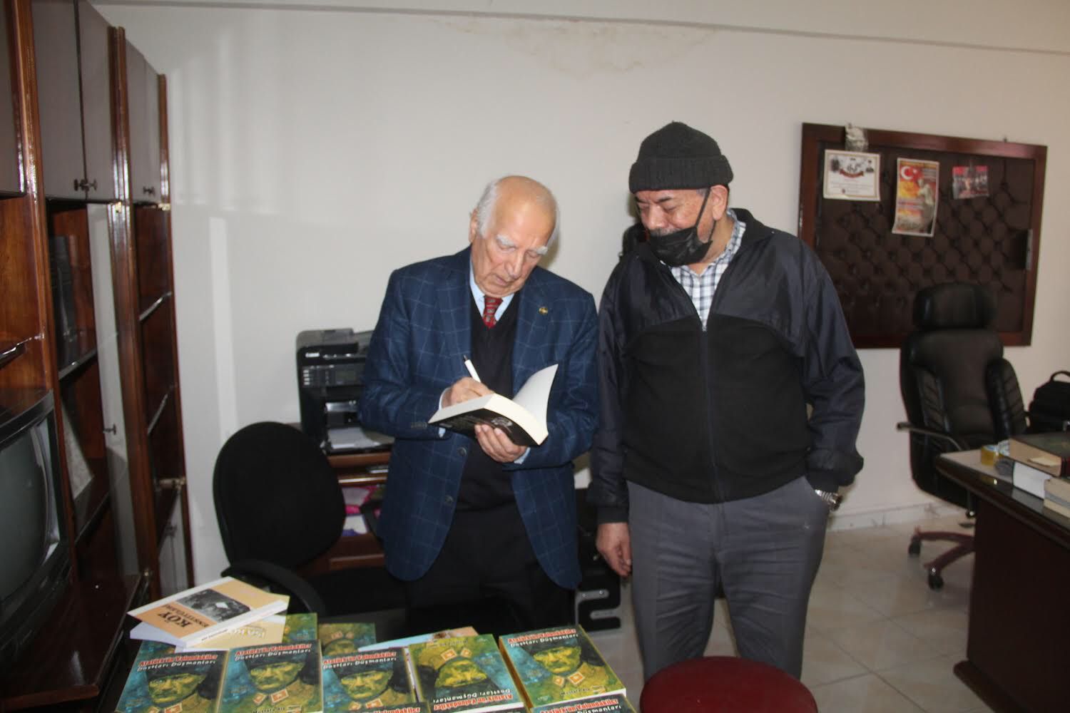 Mustafa Alp 6'ıncı Kitabını Çıkardı