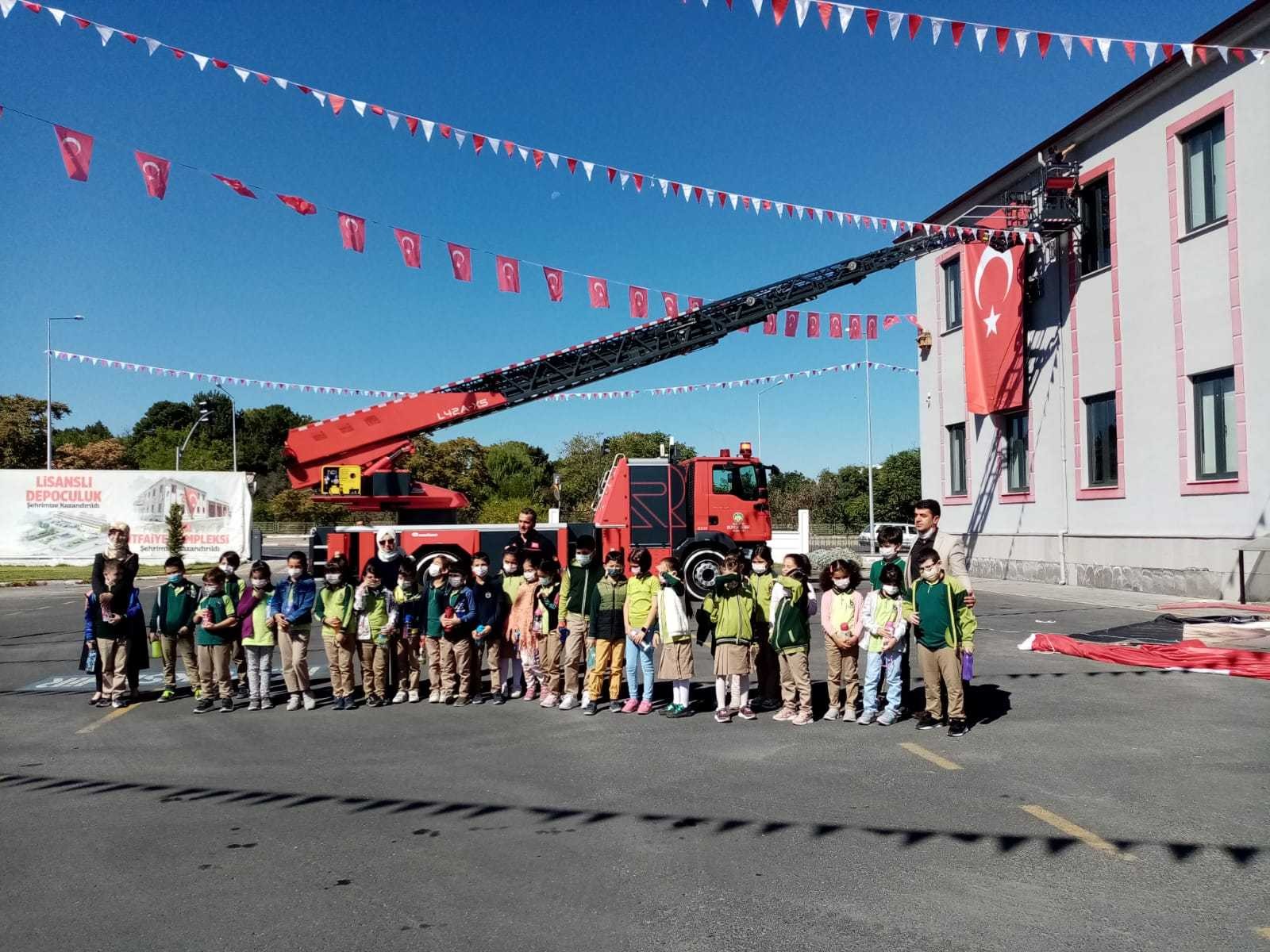 Öğrenciler merak ettiği itfaiyecilerle buluştu