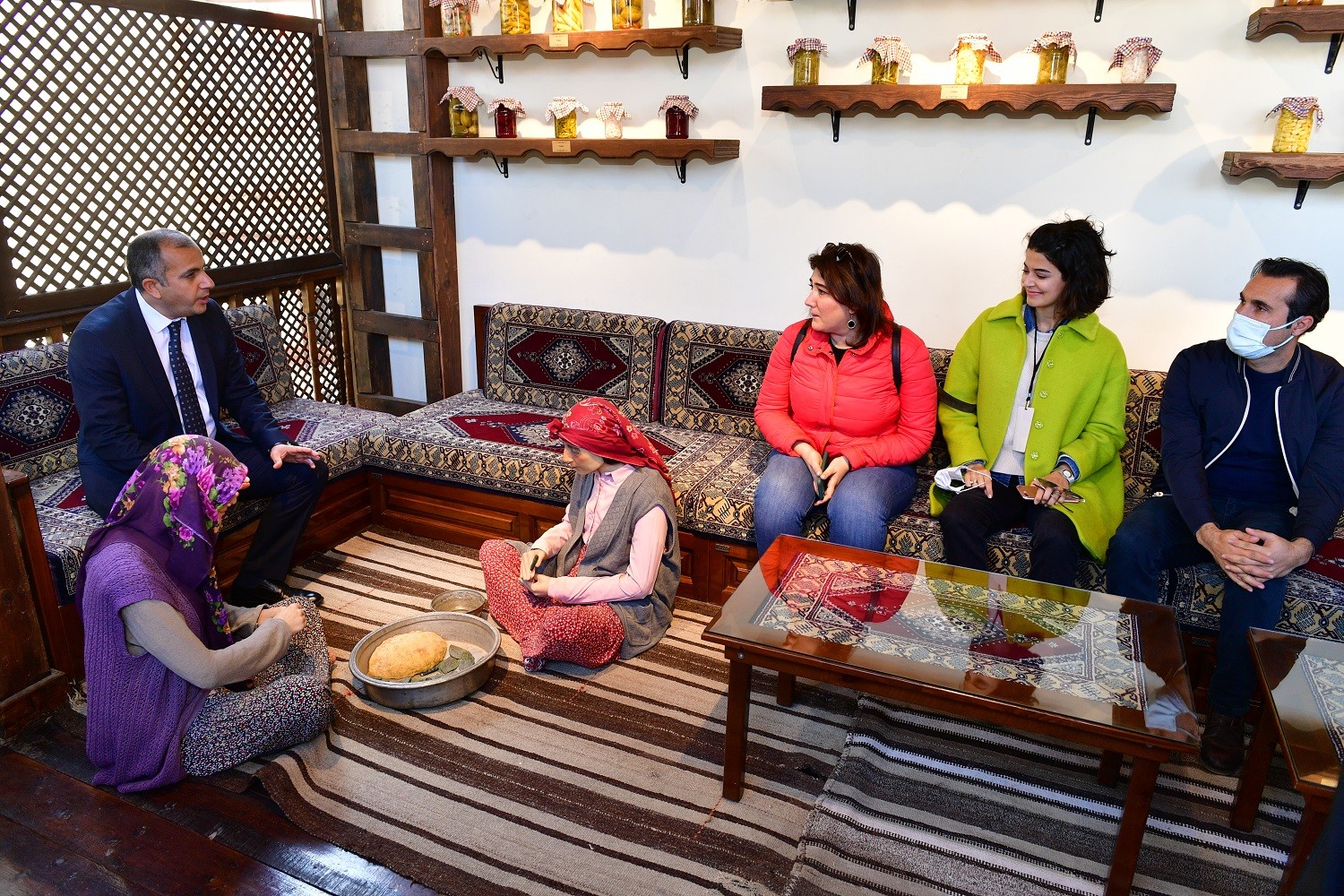 Oyuncular ve jüri üyeleri konakları gezdi