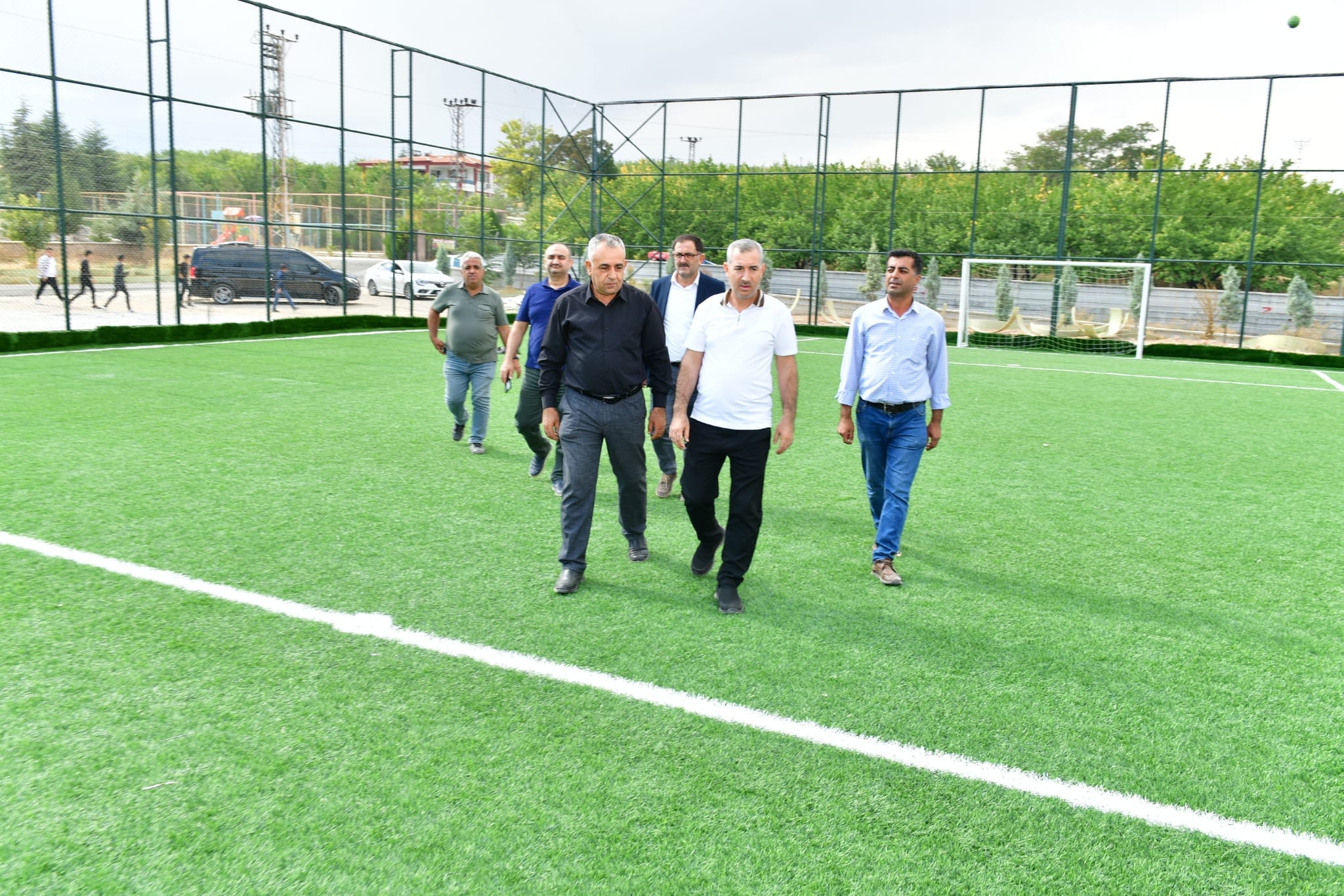 Özal Mahallesi Bakan Kurum’un Talimatıyla Halı Sahaya Kavuştu