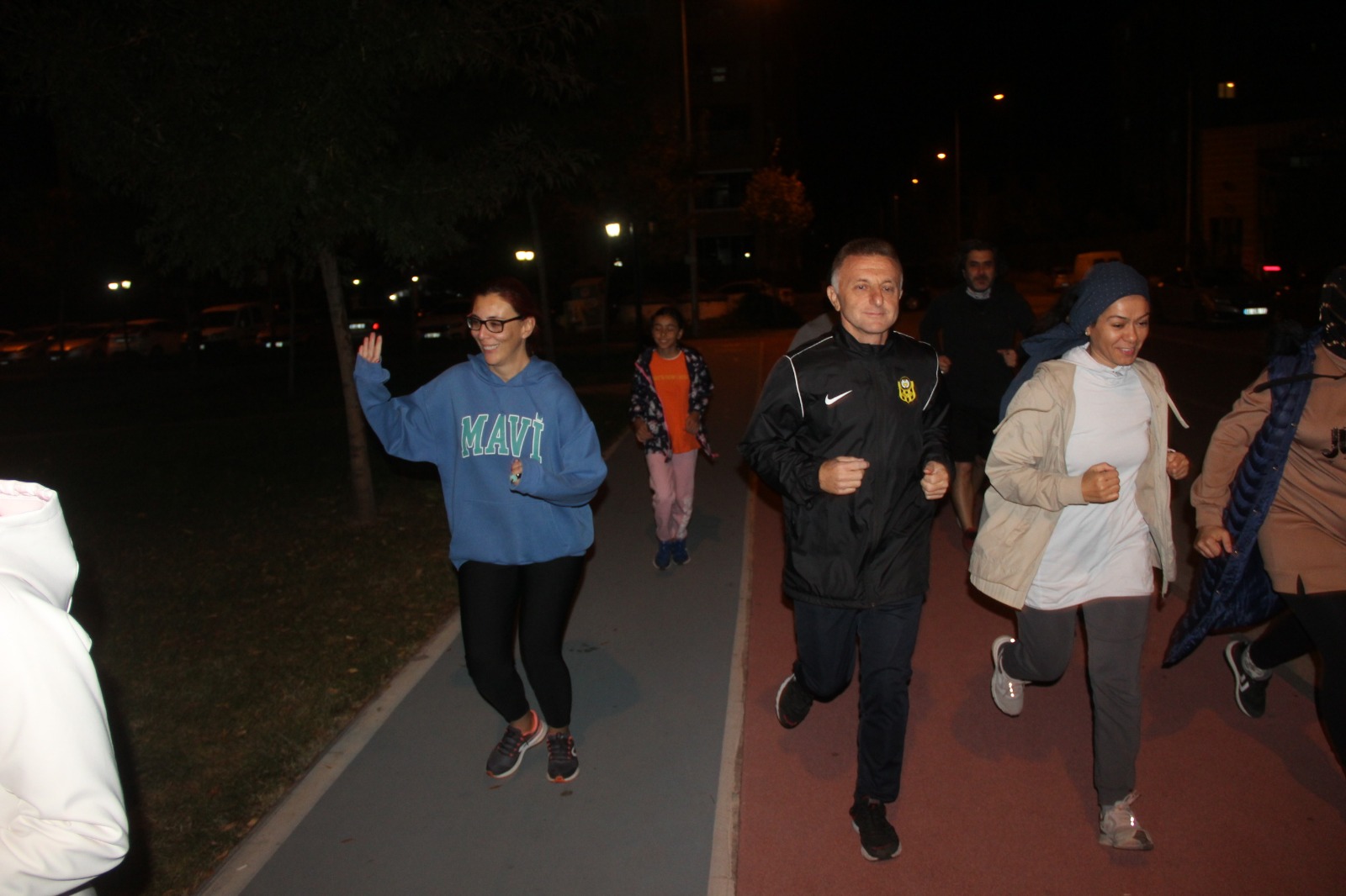 Parkta Her Yaştan Mahalle Sakini Spor Yapıyor