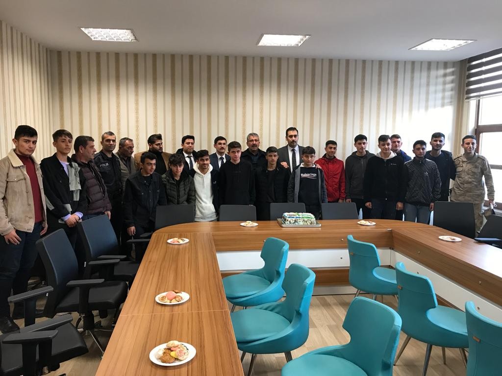 Polisten sporculara pastalı kutlama