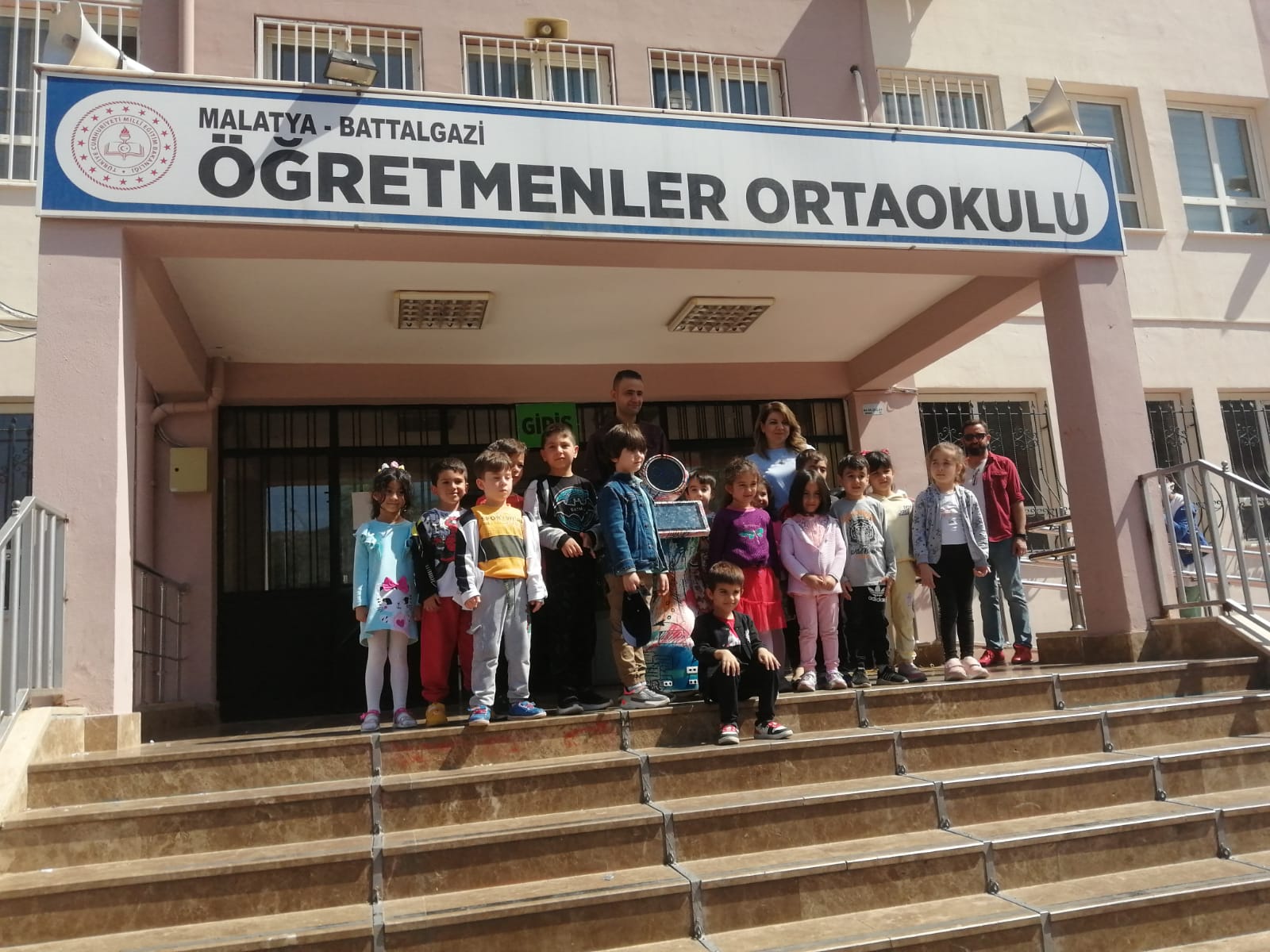 Robot Ada İle Öğrenciler Okumayı Seviyor