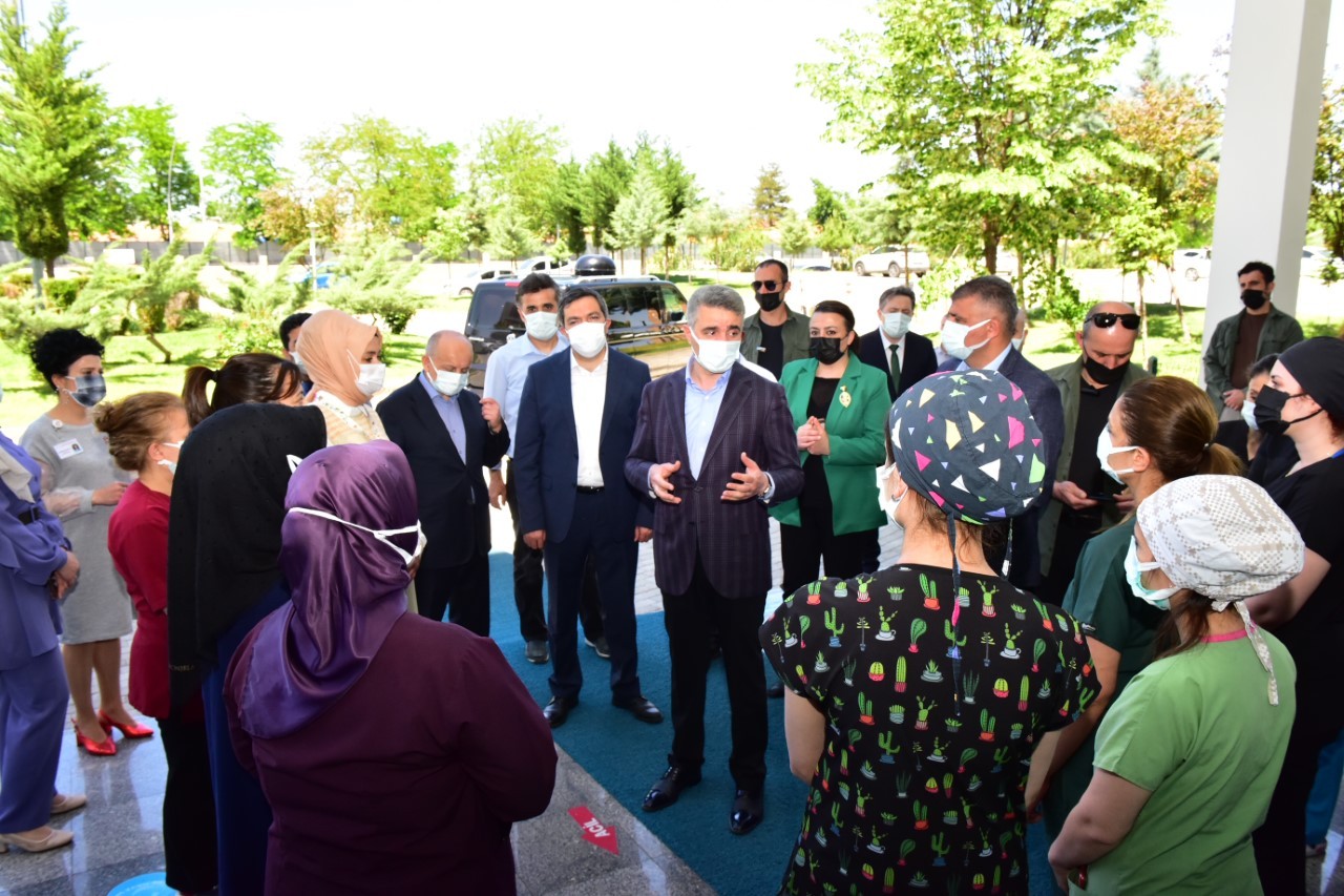 Sağlık çalışanlarına fedakarlık vurgusu