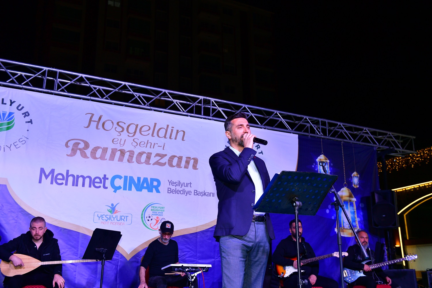 Sanatçı Umut Mürare Söylediği Ezgi Ve İlahilerle Gönülleri Feth Etti