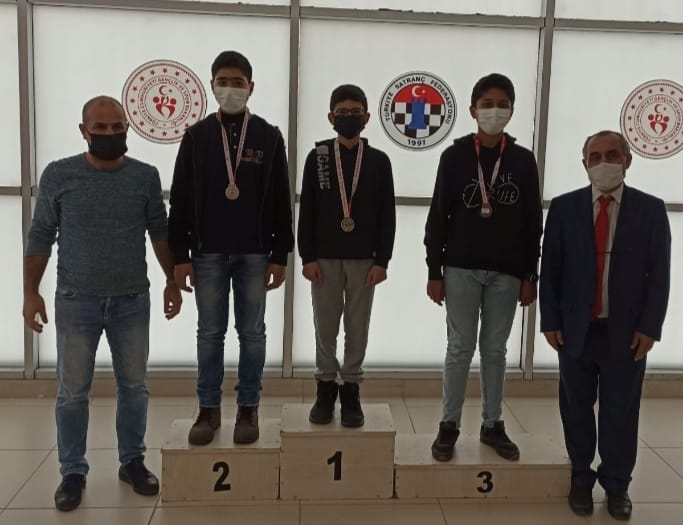 Satrançta dereceye girenlere madalyaları verildi