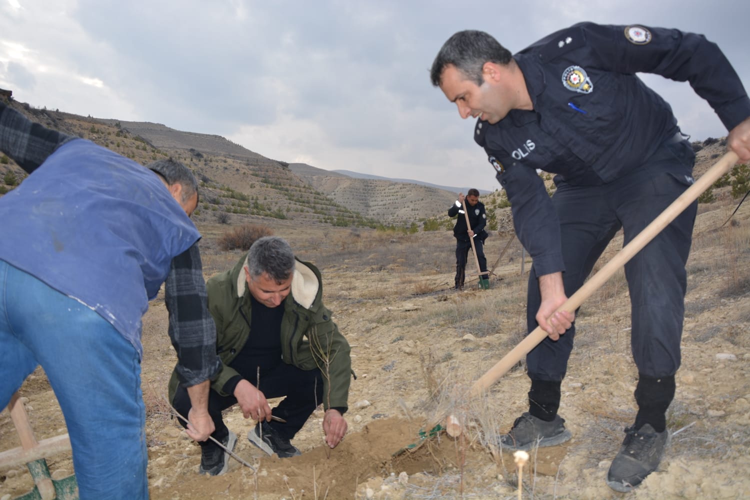 Şehit Polis İçin Ağaç Diktiler