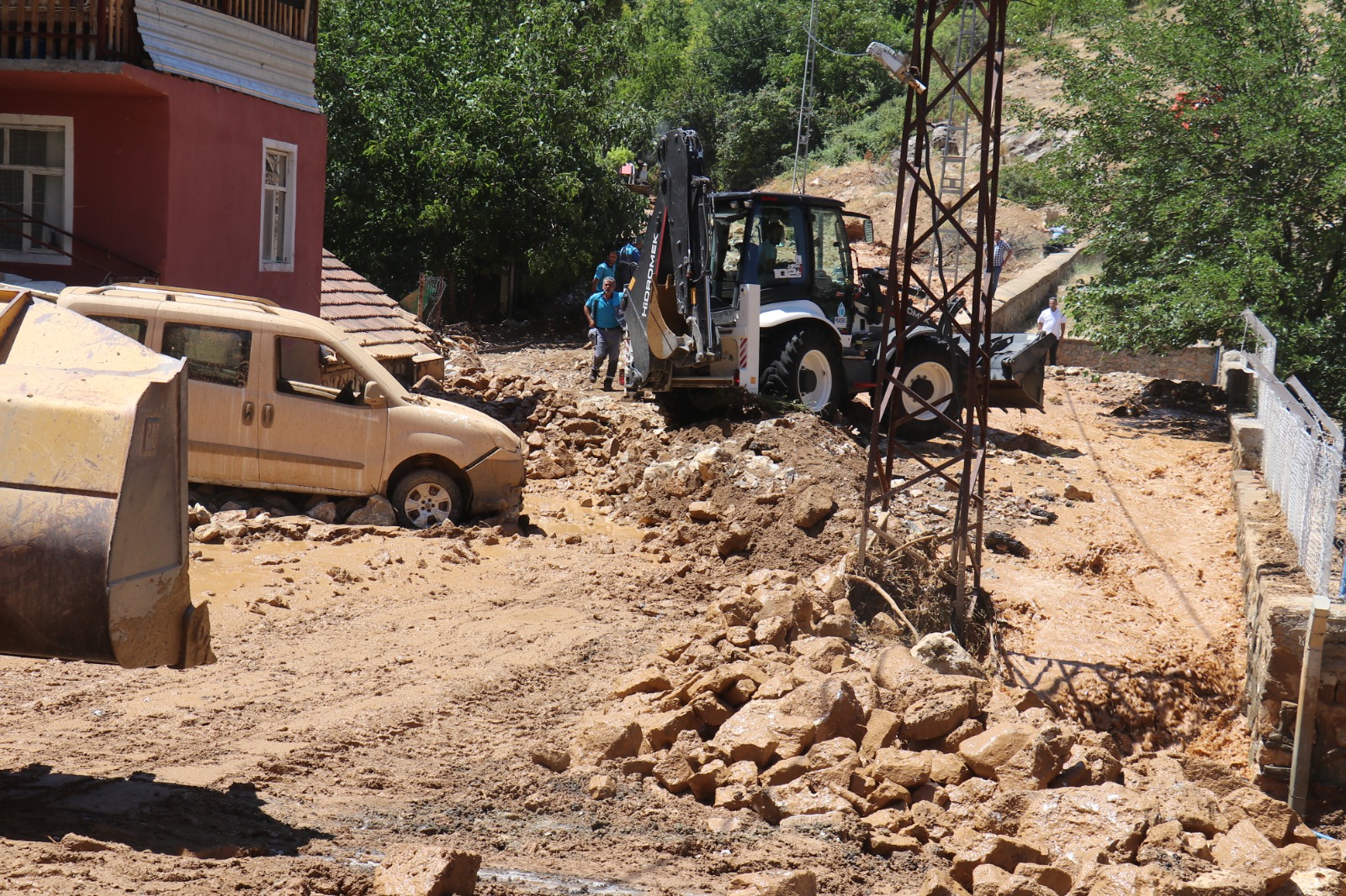 Sulama kanalı patladı, evler su altında kaldı !