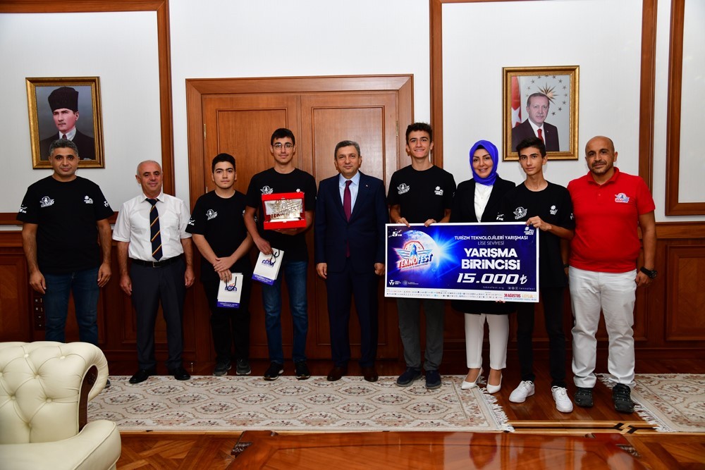 TEKNOFEST’te Dereceye Giren Öğrencilere Vali Şahin'den Hediye