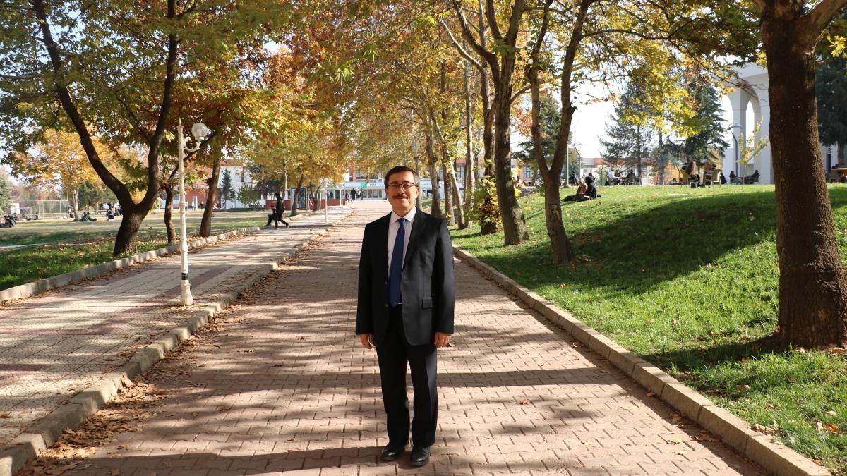 Üniversitede Sonbaharda Kartpostallık Manzara