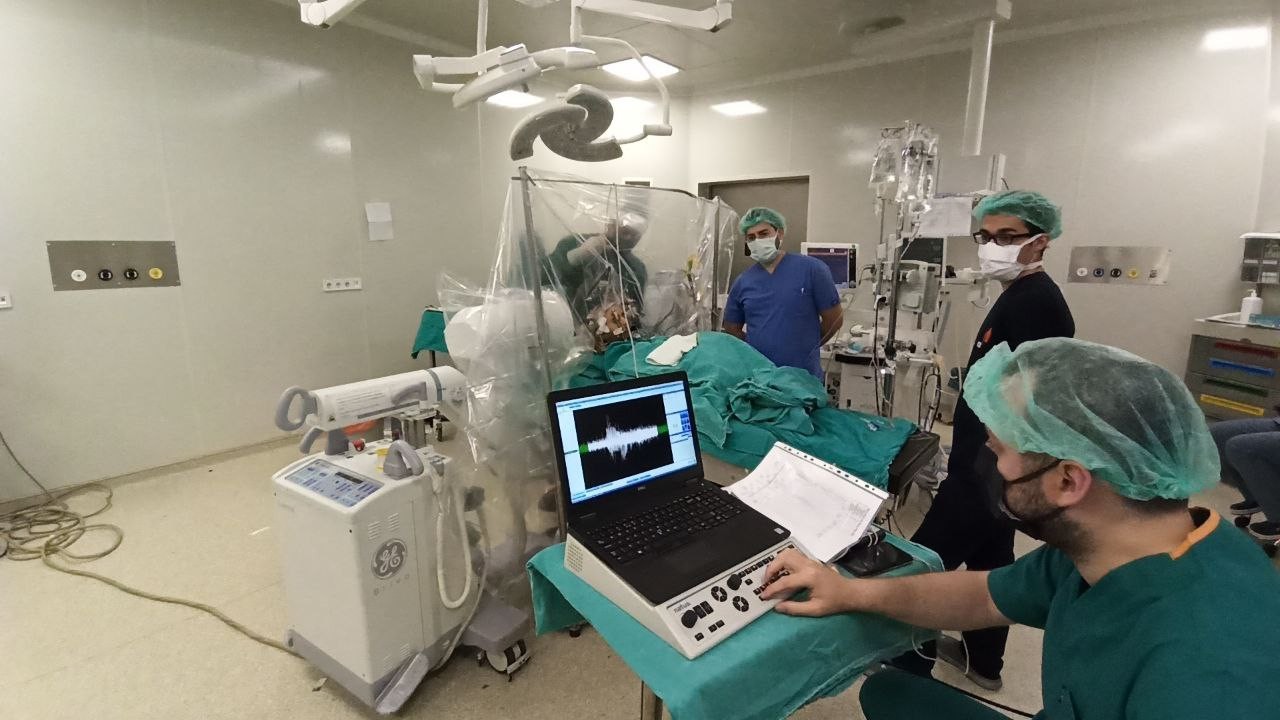 Uyanıkken beyin pili takıldı