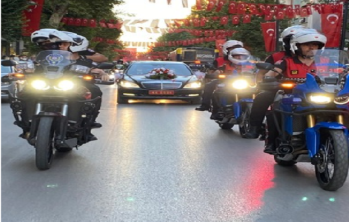 Vali Baruş Makam Aracını Gazimizin Düğünü İçin ‘Gelin Arabası’ Yaptı