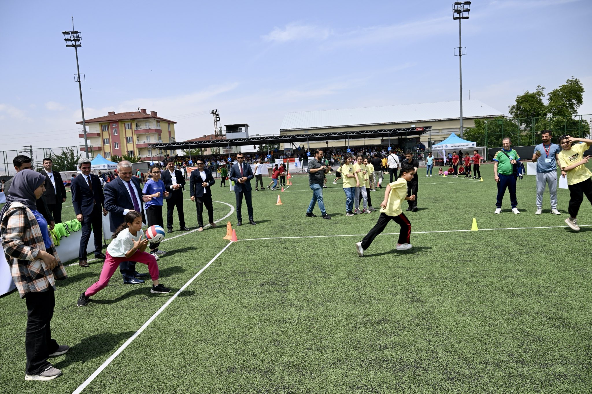 Vali Ersin Yazıcı Yeşiltepe Spor Kompleksinde Çocuklarla Buluştu