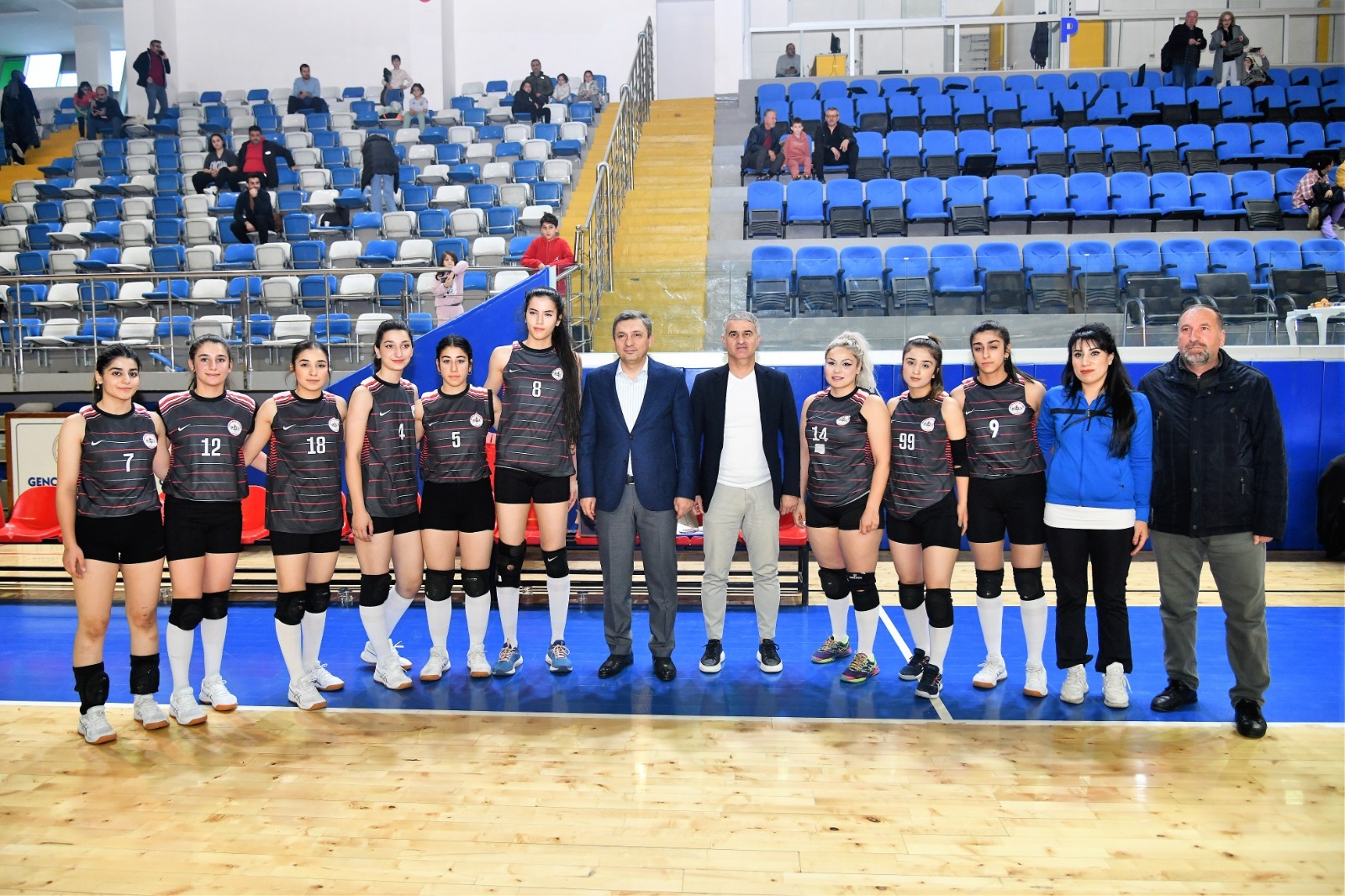 Vali Şahin'den Kadın Voleybol Takımına Destek