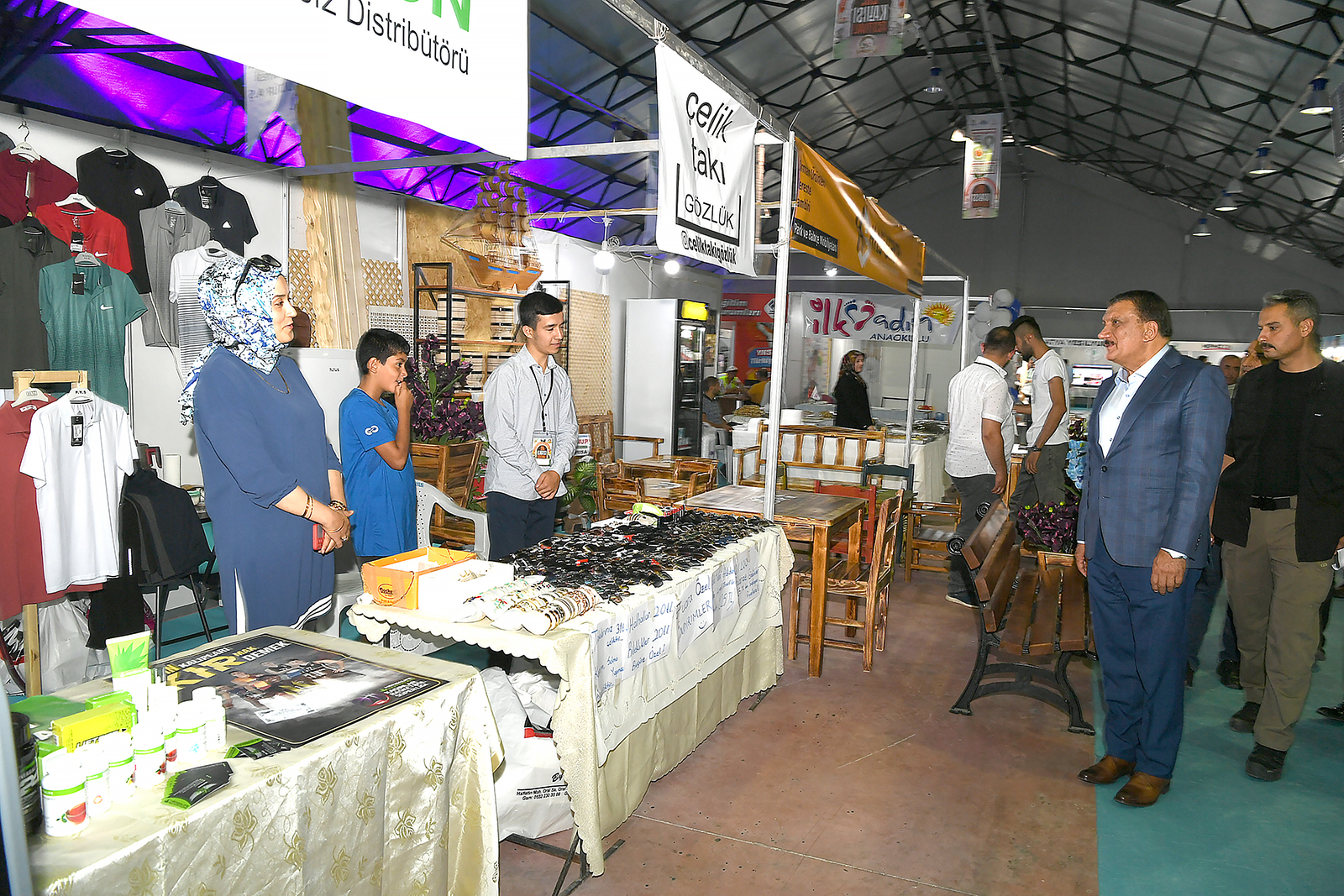 Vali Şahin ve Başkan Gürkan Stantları Gezdi