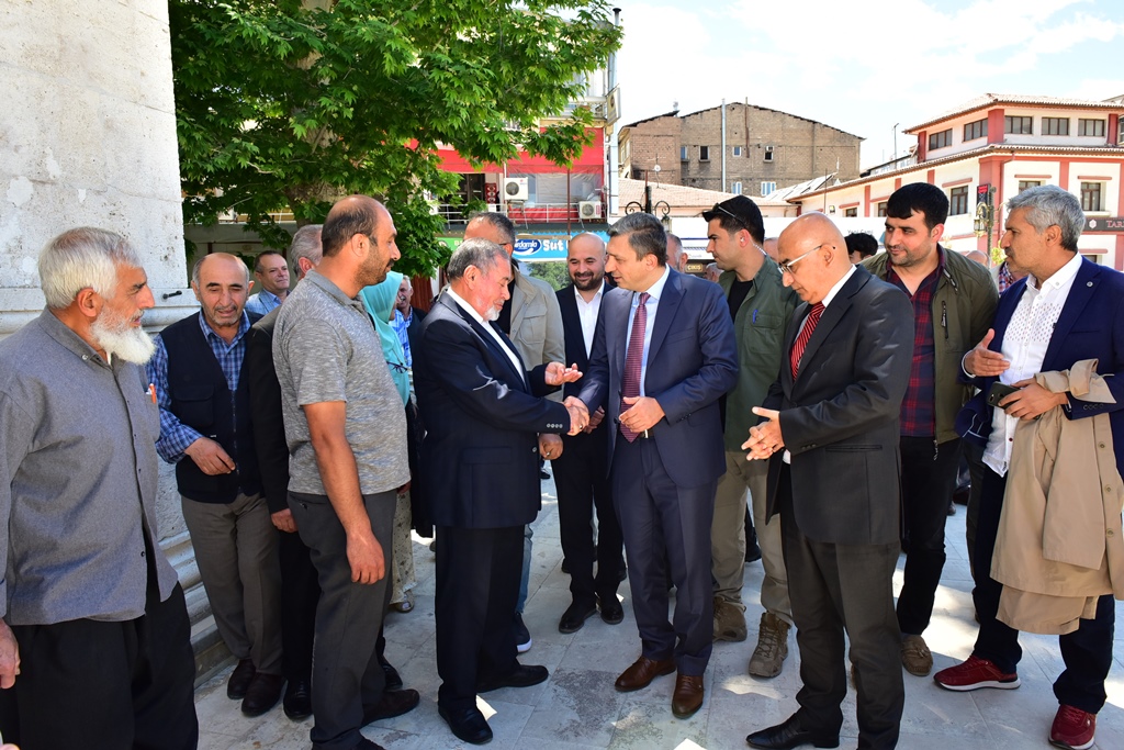 Vali Şahin Yeni Cami'de İncelemelerde Bulundu