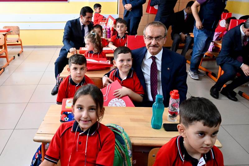 Vali Seddar Yavuz, 2024-2025 Eğitim-Öğretim Yılı Açılışı ve İlköğretim Haftası Kutlama Programına Katıldı