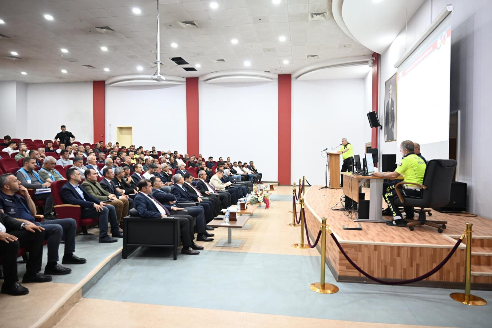 Vali Seddar Yavuz Betoncular ve Hafriyatçılarla İstişare Toplantısı Gerçekleştirildi