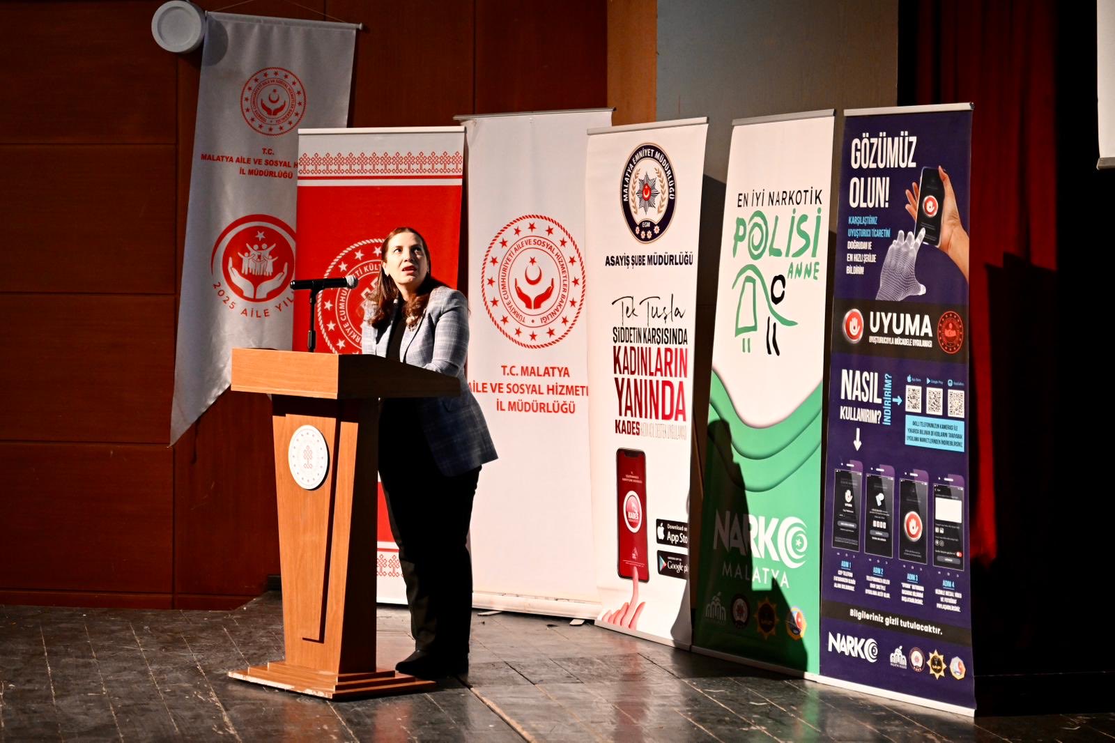 Vali Seddar Yavuz’un Katılımı İle  “Aile İçi İletişim , Şiddet, Madde Bağımlılığı ve En İyi Narkotik Polisi Anne”  Konulu Konferans Gerçekleştirildi