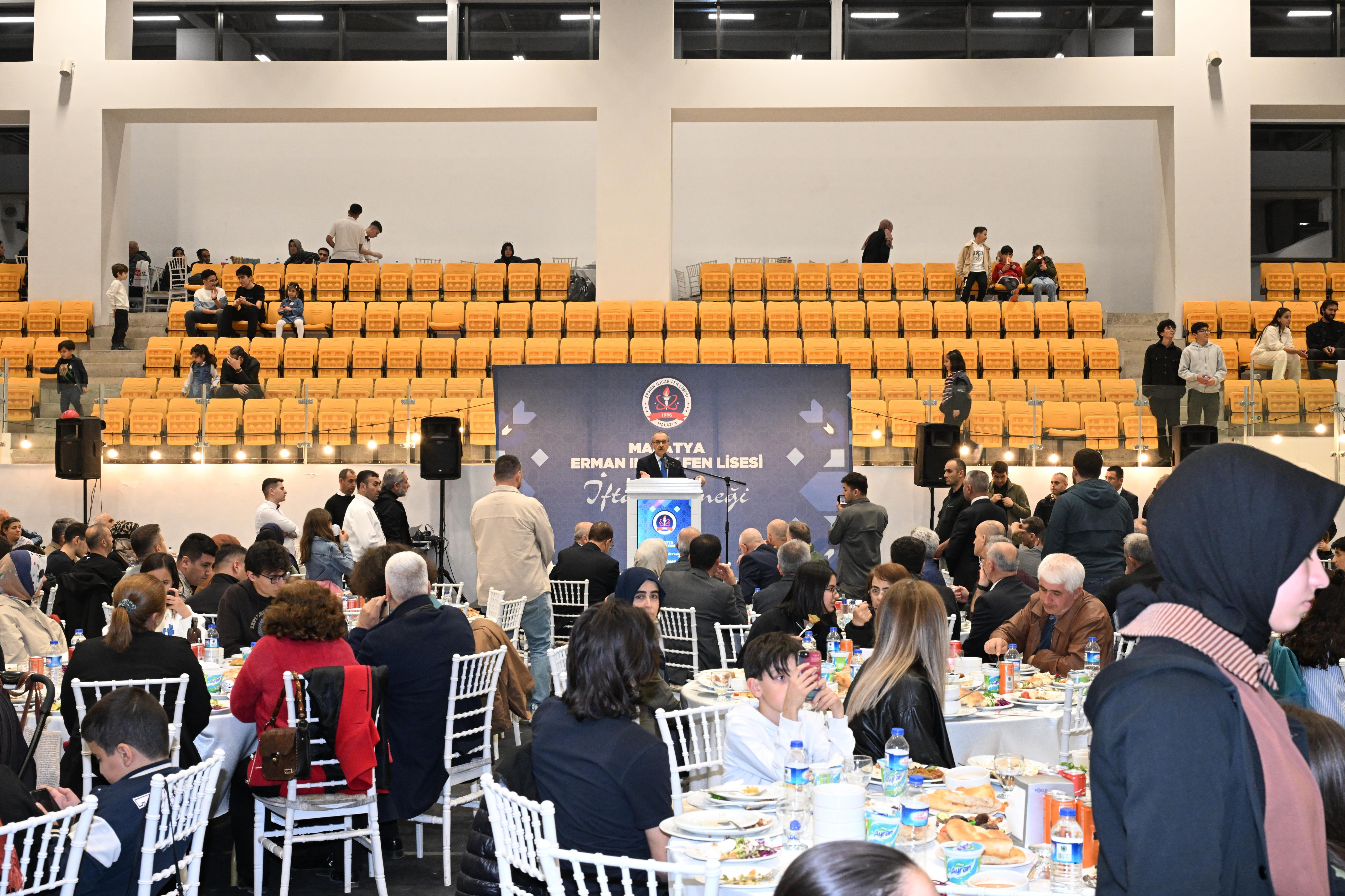 Vali Yavuz, Rönesans Eğitim Vakfı İftar Programına Katıldı