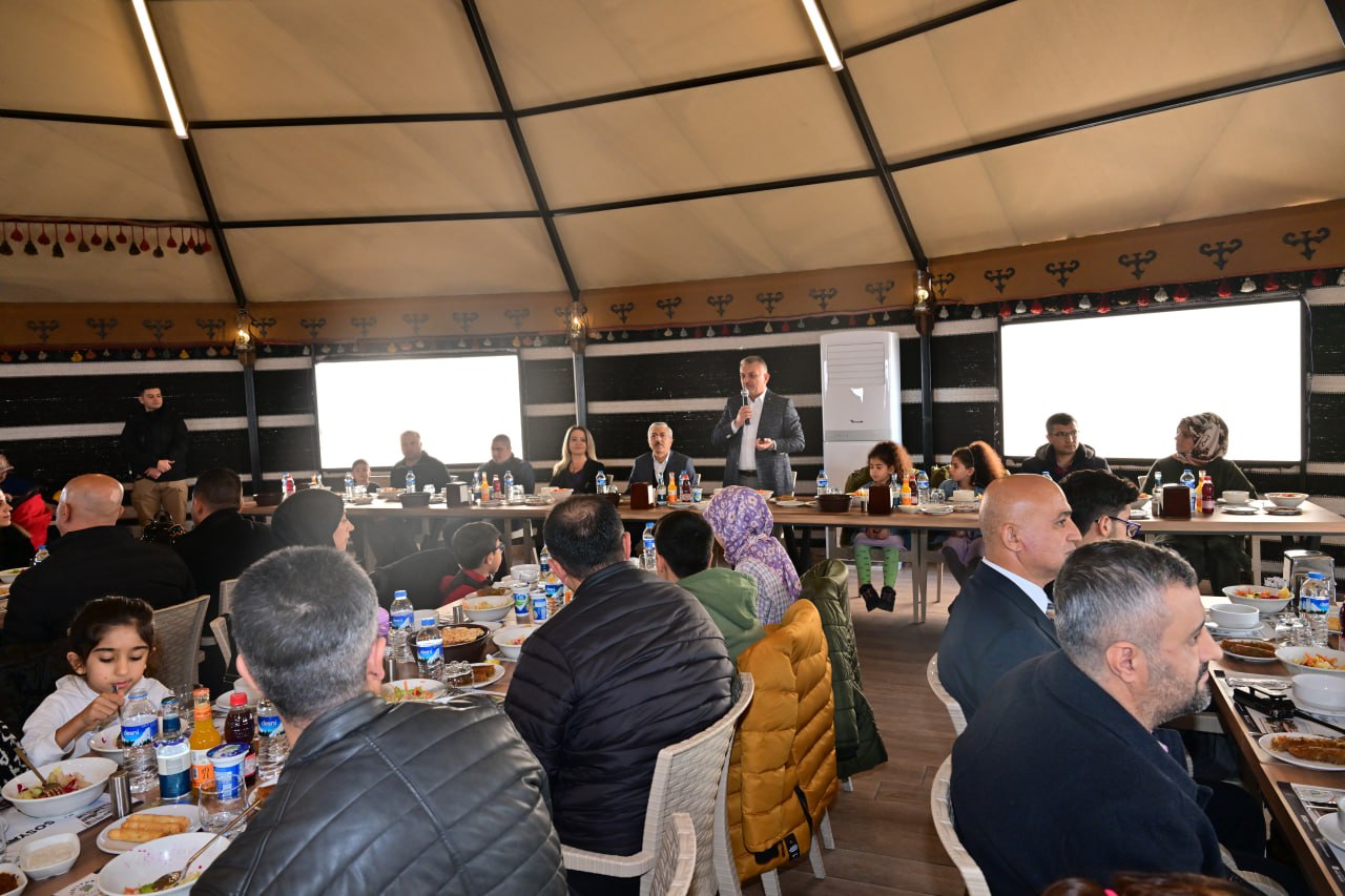 Vali Yazıcı Engellilerle Yemek Yedi