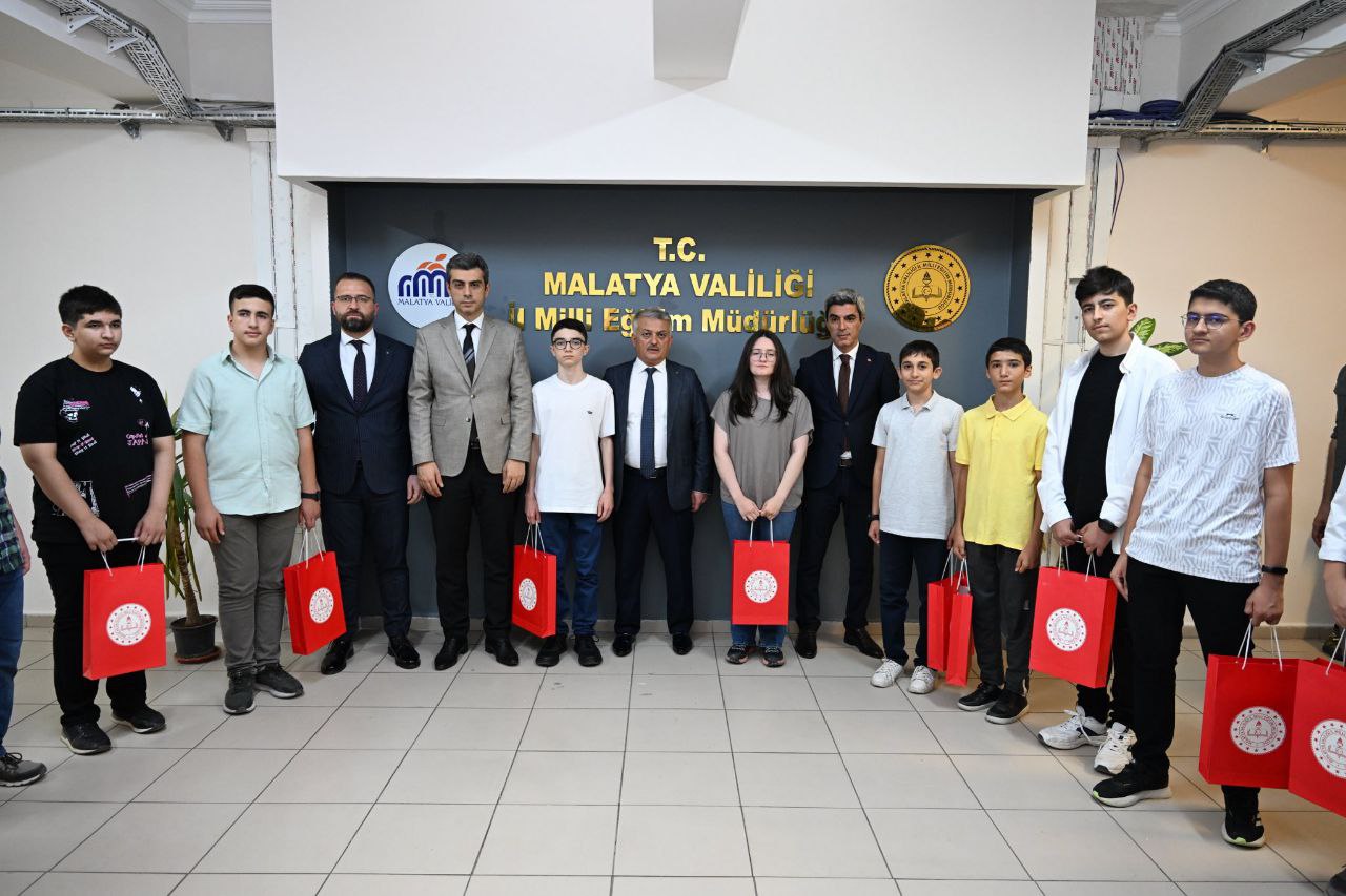 Vali Yazıcı, LGS’de Dereceye Giren Öğrencilerle Bir Araya Geldi