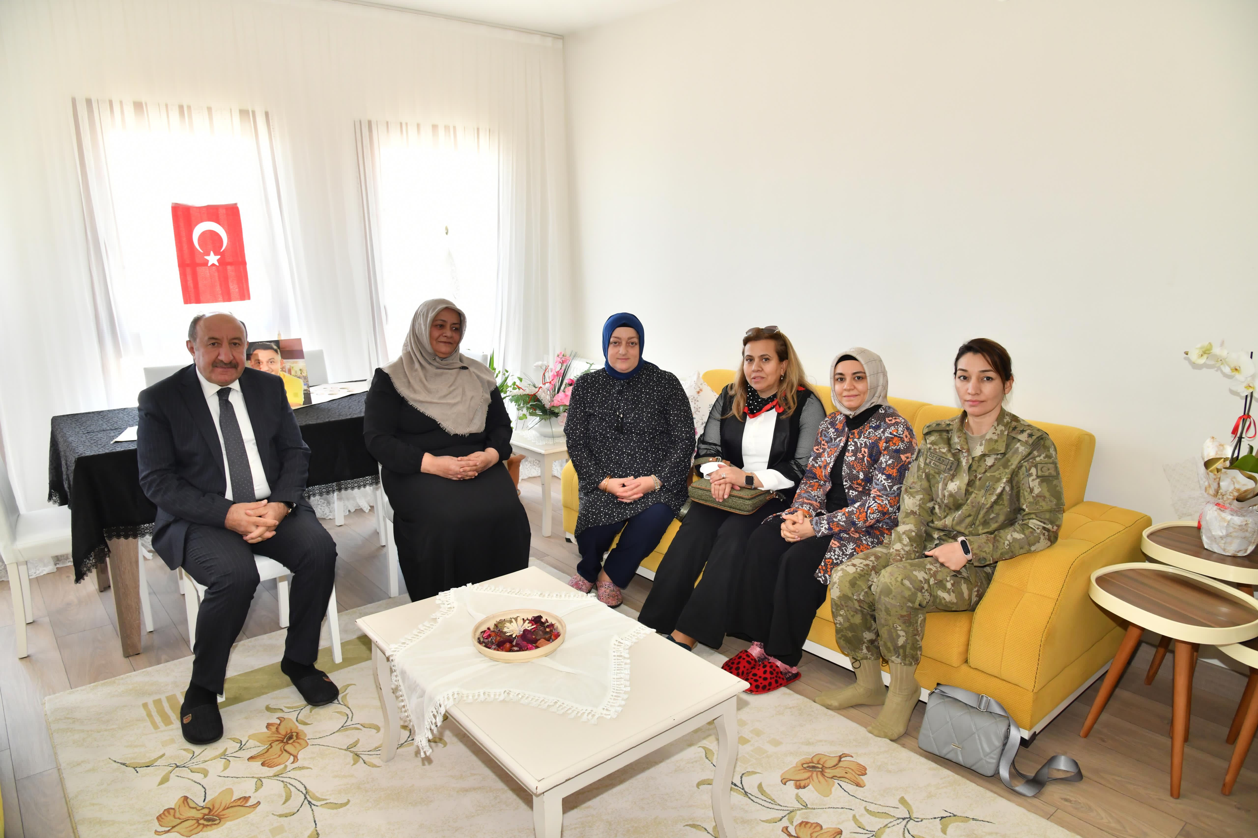 Vali Yazıcı'nın Eşinden Şehit Ailelerine Ziyaret