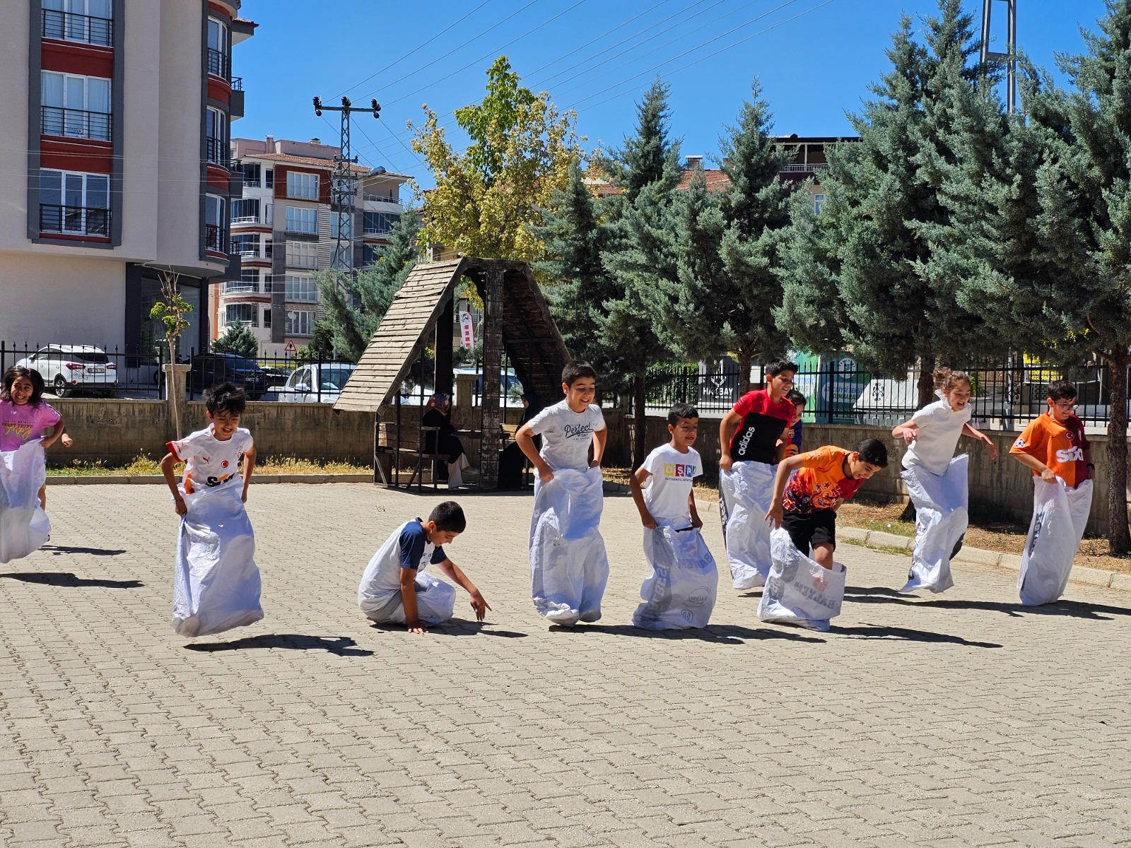 Yaz Okulu’na Katılan Öğrenciler Hem Öğreniyor Hem Eğleniyor.