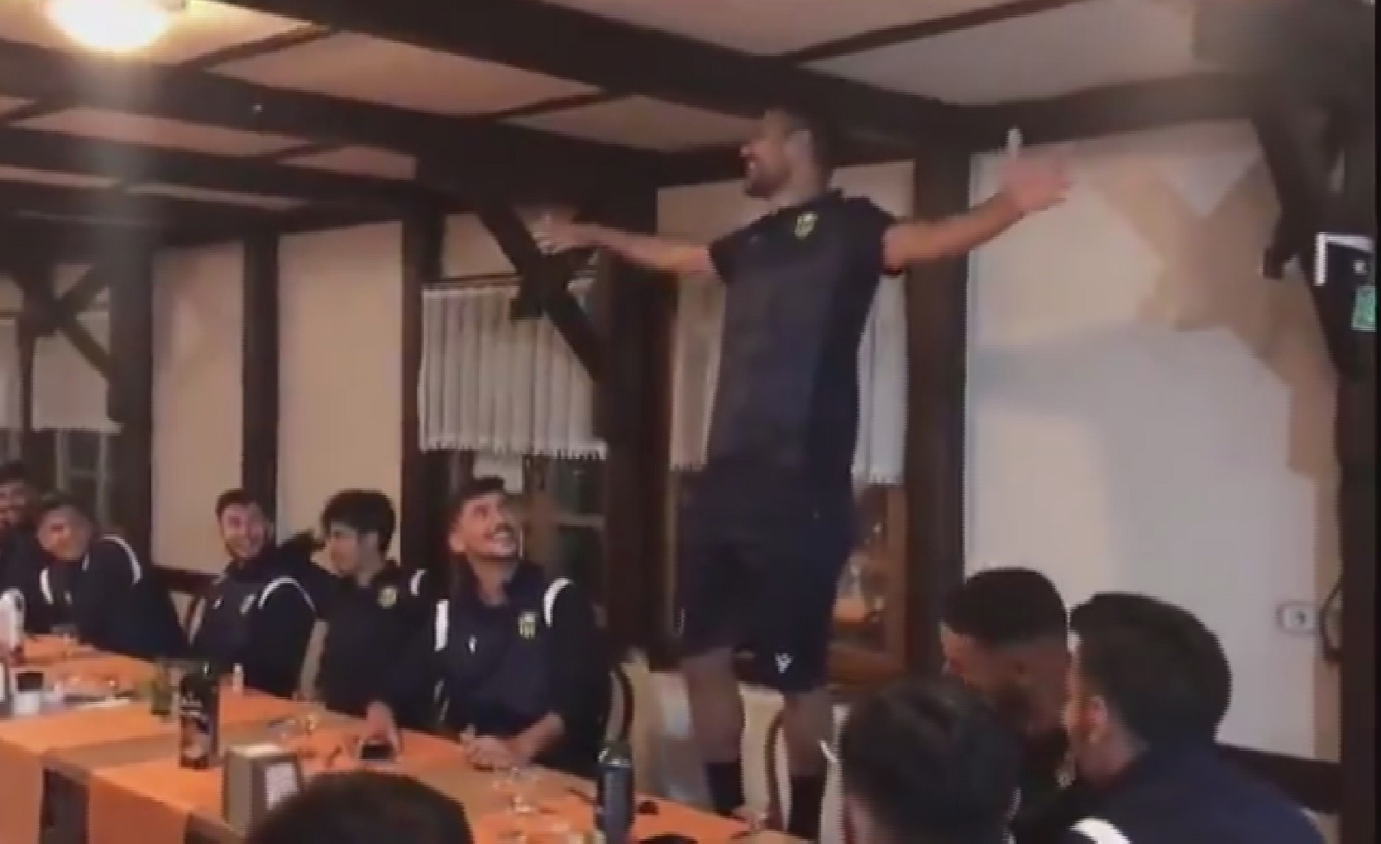 Yeni Malatyasporlu futbolculardan şarkı performansı