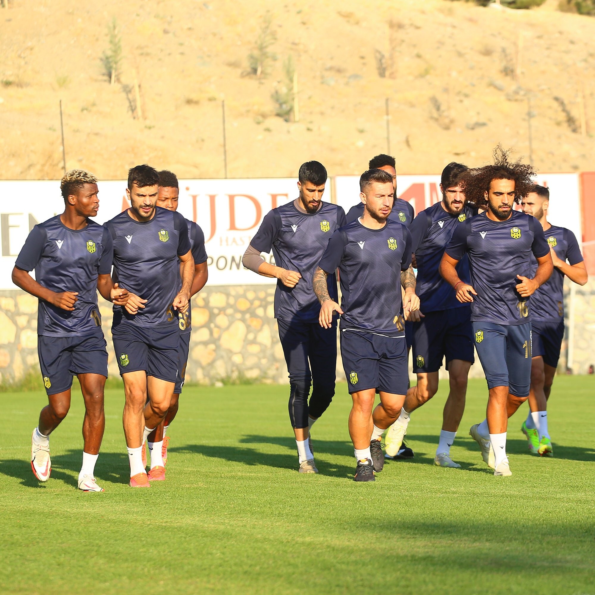 Yeni transfer Walter Bwalya ilk antrenmanına çıktı