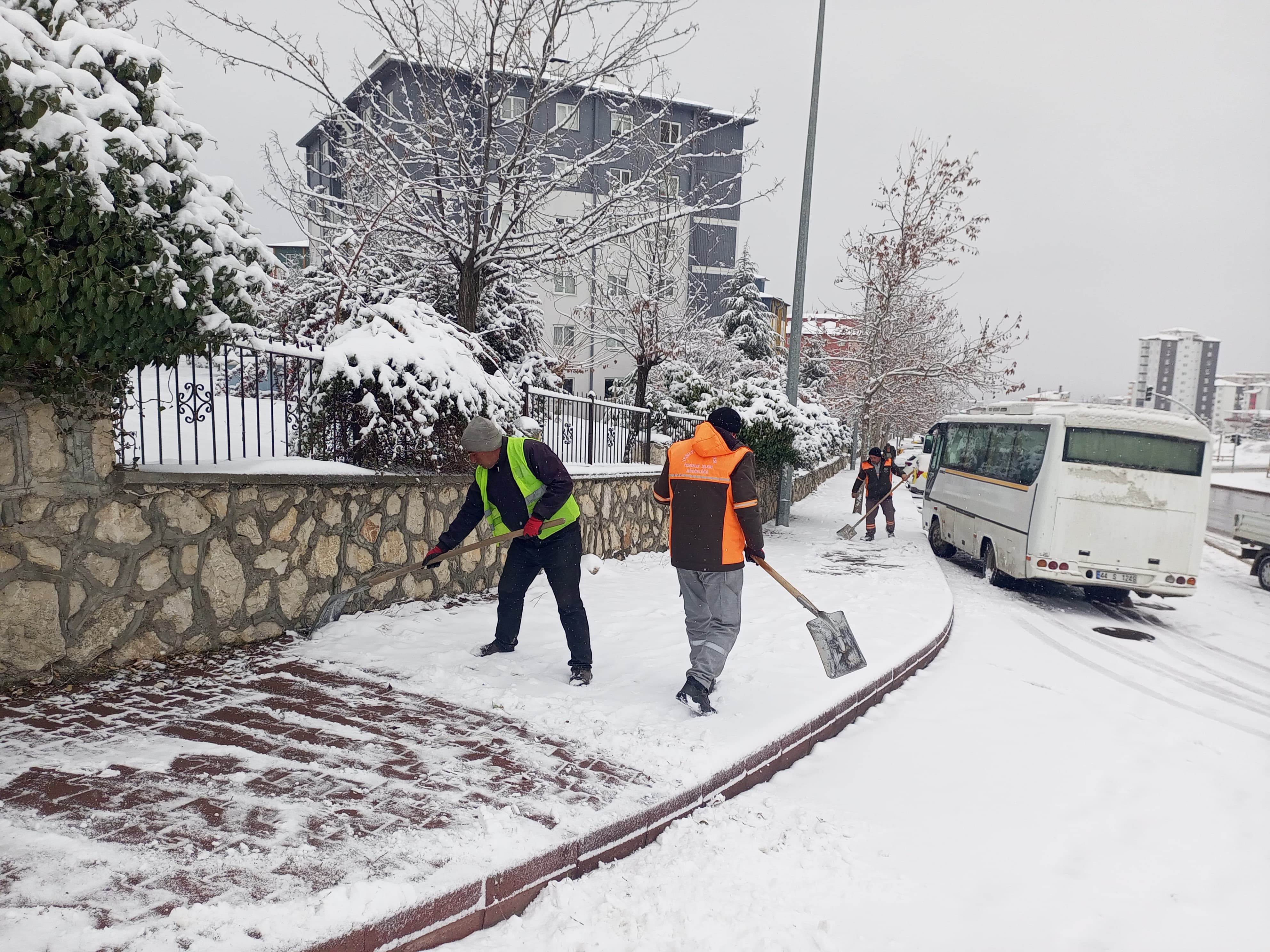 Yeşilyurt Belediyesi’nden Karla Kesintisiz Mücadele!