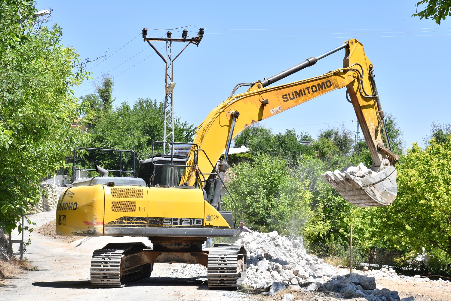 Yeşilyurt Belediyesi, Şahnahan’da Yol Güvenliği İçin Taş Duvar Çalışması Yapıyor