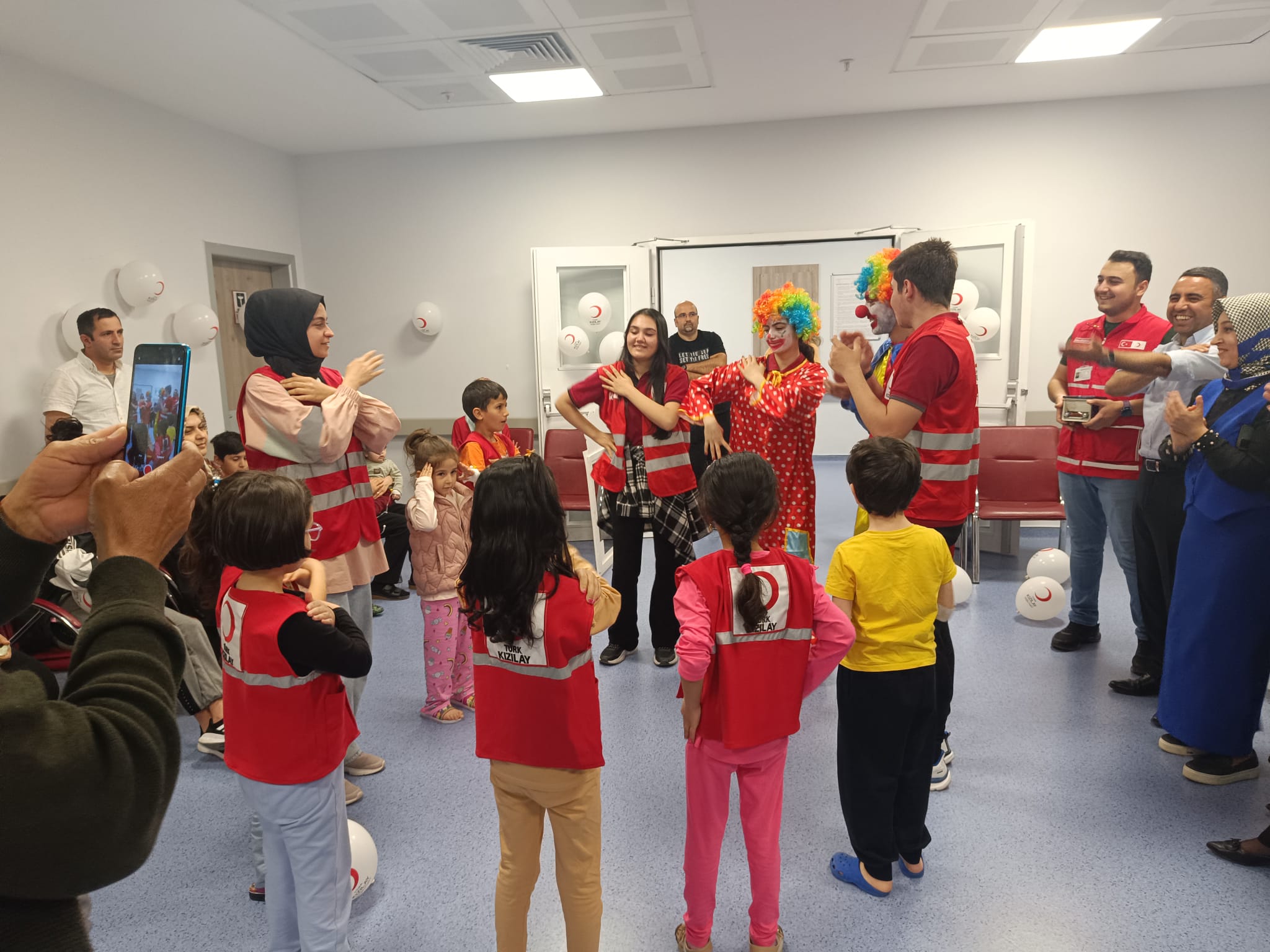 Yeşilyurt Kızılay Şubesi, Küçük Misafirlere Moral Oldu!