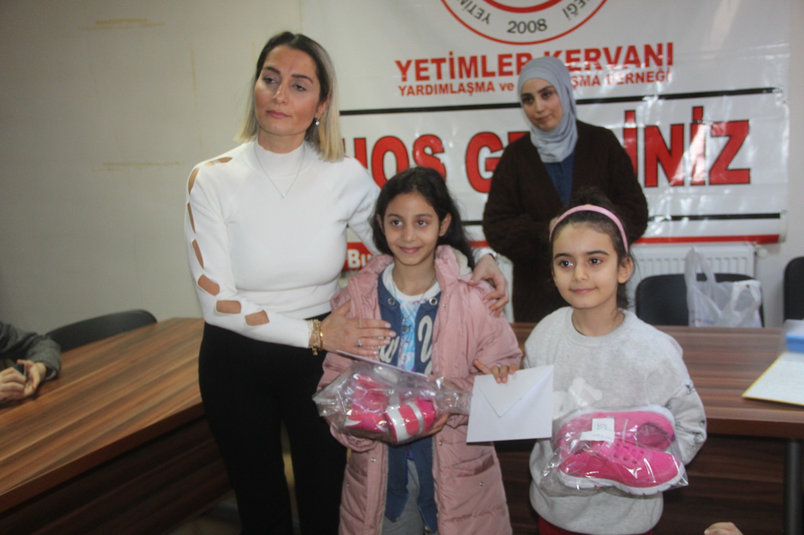 Yetim Çocuklara Karne Hediyesi