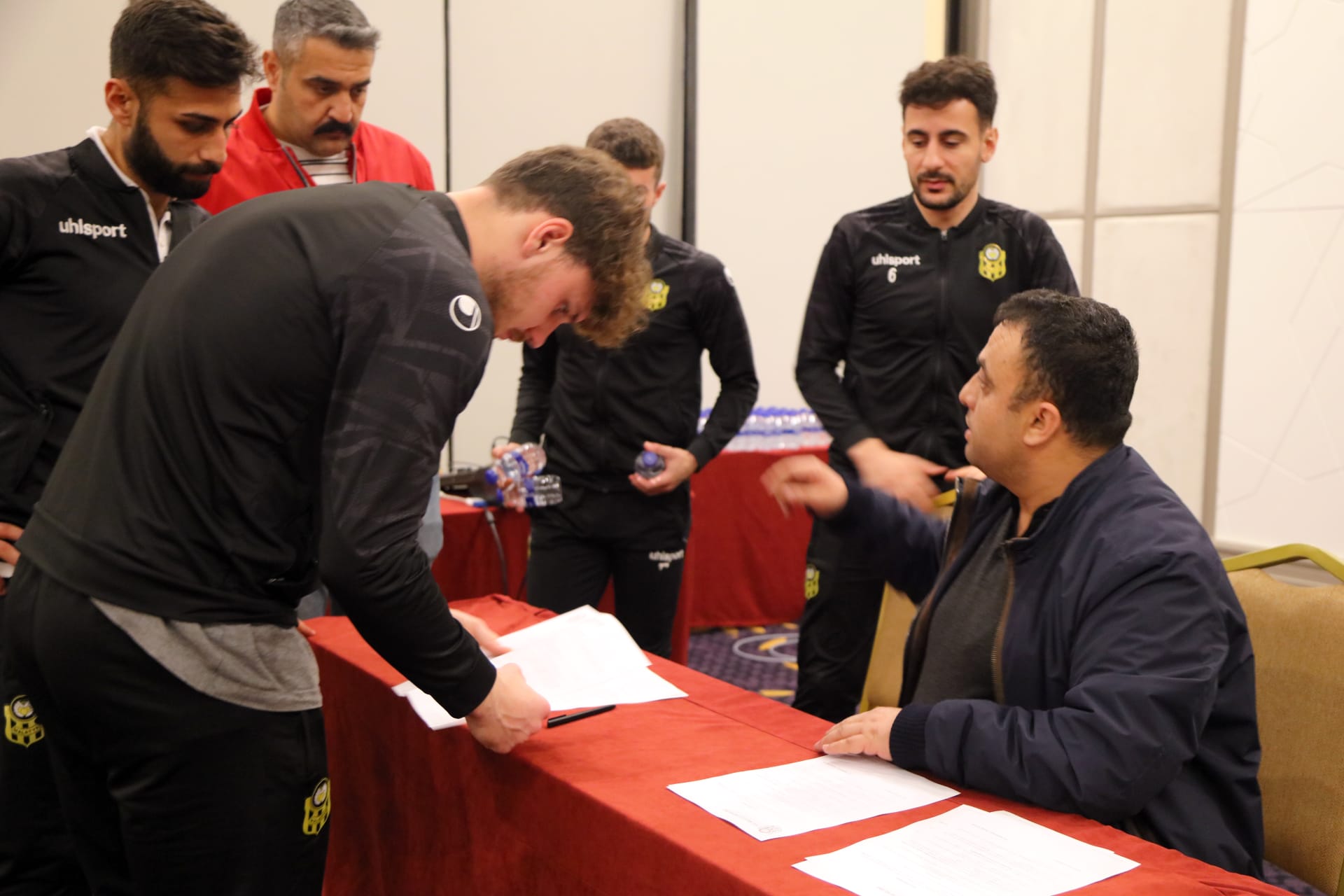 YMS'de Futbolcuların Alacakları Ödendi