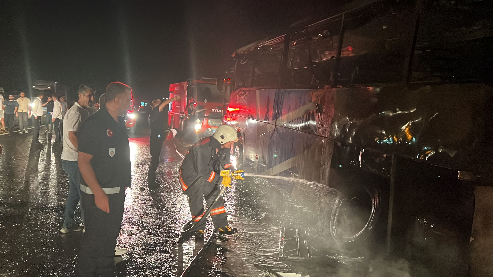 Yolcu Otobüsü Alev Alev Yandı Faciadan Dönüldü